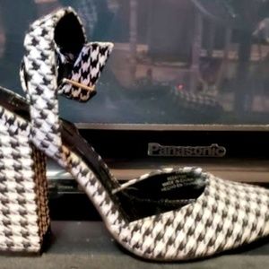 Vintage pumps brand new Forever 21